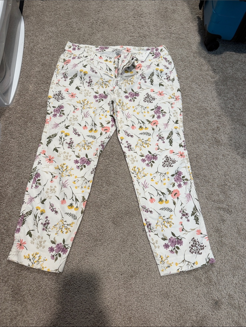 Old Navy White Floral pixie pants. NWT